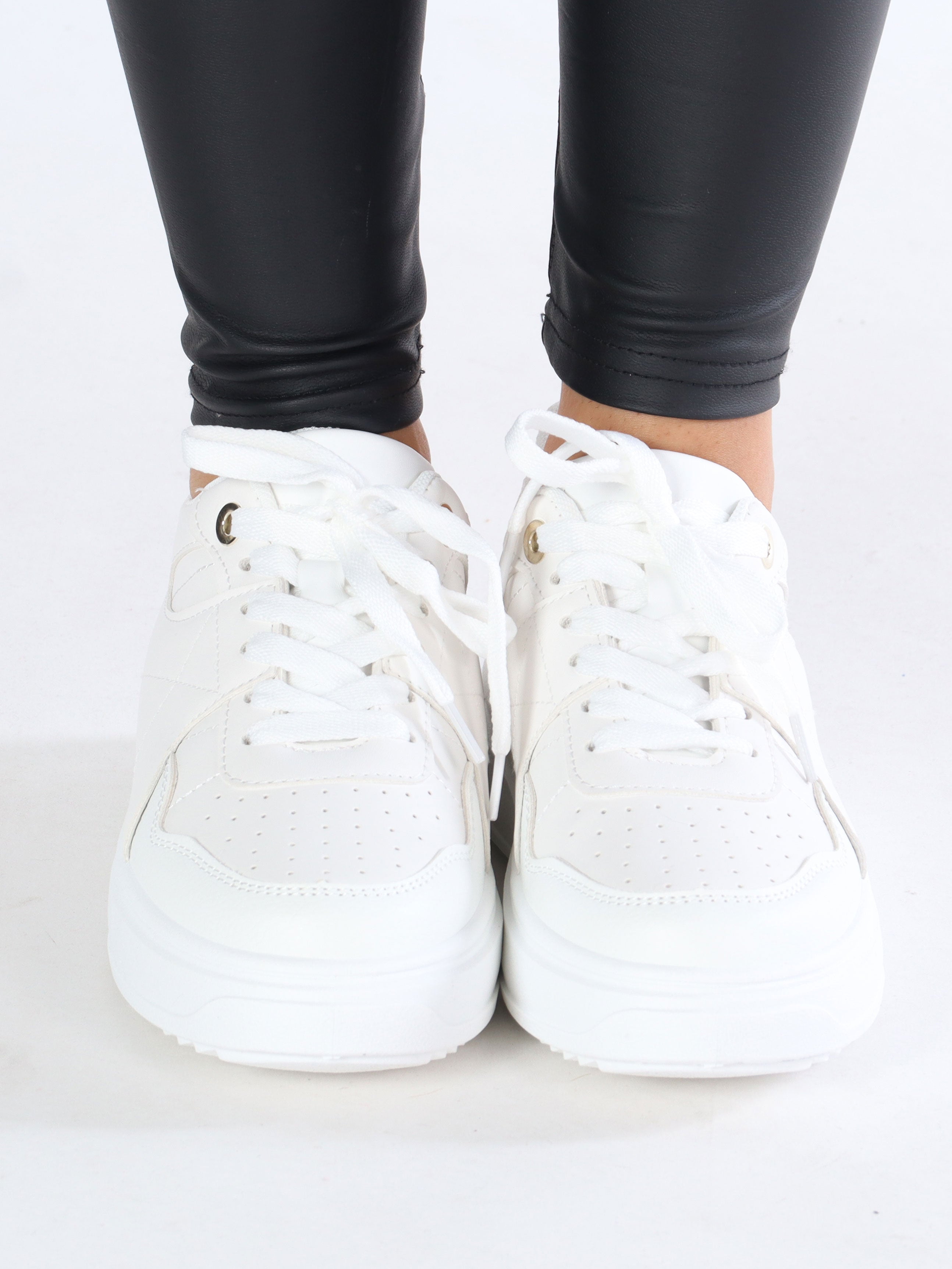 Abena - Hvide sneakers med tyk sål og detalje på hæl